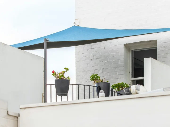 Store déployé au-dessus d’un balcon